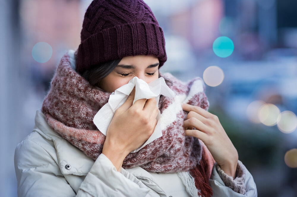 Почему зимой обостряется аллергия и как ее лечить